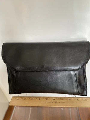 Bolso clutch sobre de cuero negro con cierre a presión dorado cuero suave mantecoso Foto 1 de 4