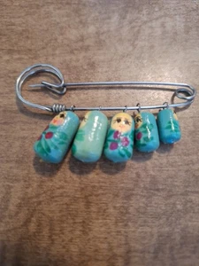Vintage Wood Matryoshka Russian Nesting Doll Family Brooch Safety Pin - Picture 1 of 3