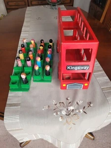 red Kingsway wooden bus with 19 figures - Picture 1 of 8