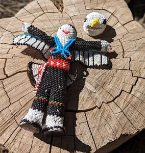 Muñeca con cuentas nativas americanas Zuni Kachina hecha a mano firmada por Todd Poncho Eagle - Imagen 1 de 7