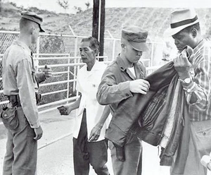 1962 Drahtfoto von Burroughs kubanischen Arbeitern durchsucht von US-Marines Guantanamo Bay - Bild 1 von 2