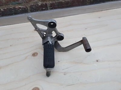 HONDA CBR 1000 F SC24 1993-1999 JUEGO TRASERO DERECHO REPOSAPIÉS SUSPENSIÓN CONJUNTO Foto 1 de 4