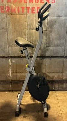 Confidence Fitness Ahorro de Espacio Plegable Stow-A-Bike Ejercicio Cardio Foto 1 de 4