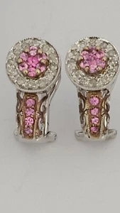 Pendientes pequeños de diamantes y zafiro rosa racimo de oro blanco de 14 K con clip Omega en la parte posterior - Imagen 1 de 11