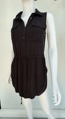 Vestido Freebird Negro Pequeño Botón Cuello Cintura Corbata Foto 1 de 4