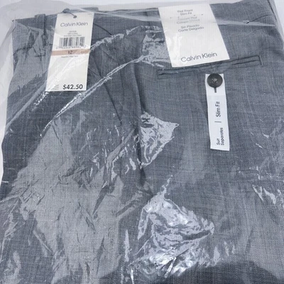 Pantalón de vestir bielástico delantero plano Calvin Klein para niños, ajuste de pierna recta talla regular 12 Foto 1 de 4