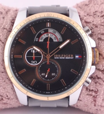 Tommy Hilfiger Hombres Cronógrafo Esfera Negra Excelente Funcionamiento Reloj Pulsera Banda Goma Foto 1 de 4