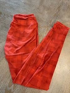 Lularoe Leggings Einheitsgröße rot Druck dehnbare Taille 26” Schrittlänge 27” mittlere Leibhöhe - Bild 1 von 3