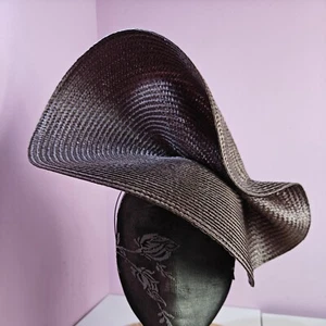 Sombrero de boda fascinador de paja grande marrón oscuro Kentucky Derby Royal Ascot - Imagen 1 de 3