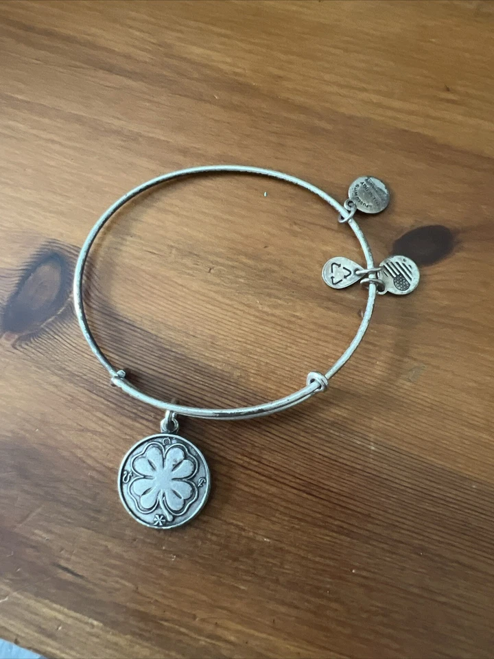 Браслет с брелоками Alex And Ani с четырьмя листьями клевера - Изображение 1 из 3