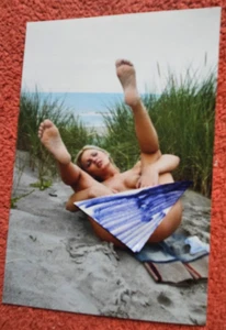 Künstlerischer AKT Frau barfuß am Strand, zeigt ihre rasierte Rose (10X15) Foto - Bild 1 von 2