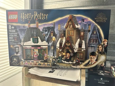 LEGO Harry Potter: Hogsmeade Village Visit (76388) - Image 1 of 2