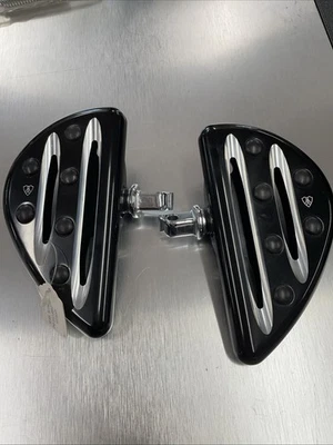 Tableros de piso de pasajeros de corte profundo Arlen Ness 06-834, negros, Victory Cross Country Foto 1 de 3