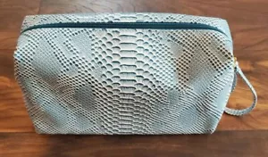 Estee Lauder Cosmetic Makeup Bag BLUE&WHITE New With Zipper - Picture 1 of 8