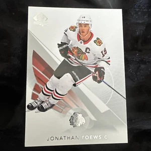 2017-18 UD Hockey SP base autentica #50 Jonathan Toews A1 - Foto 1 di 2
