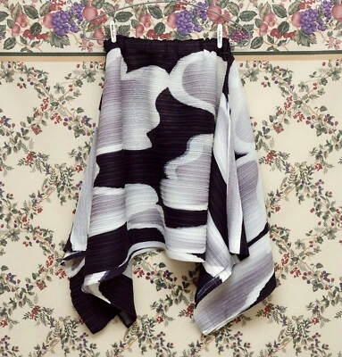 Falda ancha Issey Miyake plisada inspirada en el patrón de nubes negra blanca beige Foto 1 de 4