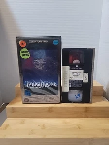Warner Home Video Twilight Zone: The Movie VHS Horror Cult Classic Clamshell - Foto 1 di 4