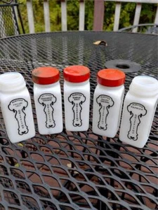 Vintage ~ 5 Stück Griffith's Weiß Milchglas Gewürzgläser mit Black Label Art Deco - Bild 1 von 6