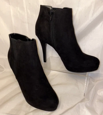 Bota al tobillo de tacón alto para mujer APT 9 imitación gamuza talla 7,5 M negra 118*H Foto 1 de 4