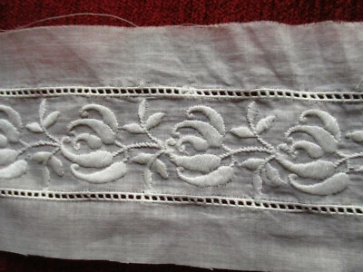 Entre-deux mousseline brodé ancien (1920) 1,95 m x 4,3 cm - Photo 1/3