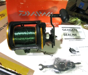 Daiwa Seagate LW60H Big Game Angelrolle, manuell, Rutenklemme, Schraubenschlüssel - NEU in Box - Bild 1 von 11