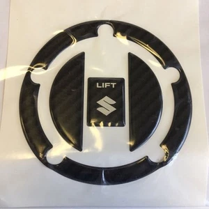 Pieza Original Suzuki - Tapón Combustible Borde (Efecto Carbono) - 990D0-47HA6-CRB - Imagen 1 de 1