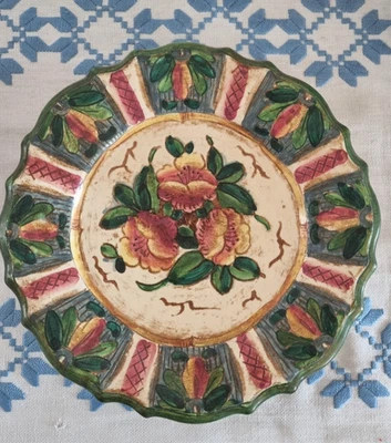 Piatto in ceramica con bordo ondulato con decorazione floreale, "Grifo Deruta" - Immagine 1 di 2