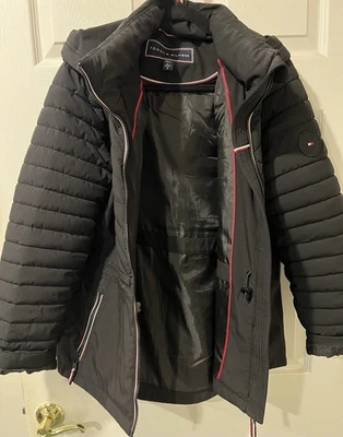 Chaqueta acolchada Tommy Hilfiger para mujer carbón con ribete rojo. Talla L. Foto 1 de 2