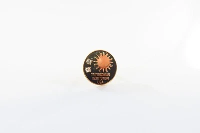 Pin de corbata de oro Smithsonian Institution marca CTO con diamantes de colección Foto 1 de 4