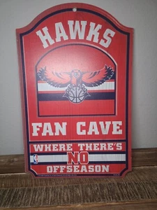 Letrero de madera de la cueva de los fanáticos de los Atlanta Hawks 17""x11"" NBA - Imagen 1 de 6