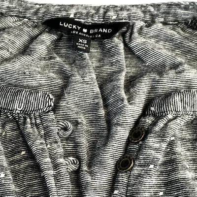 Camisa Henley con botones metálicos en la parte delantera LUCKY BRAND. Azul Negro Rayas Mujer XS Foto 1 de 4