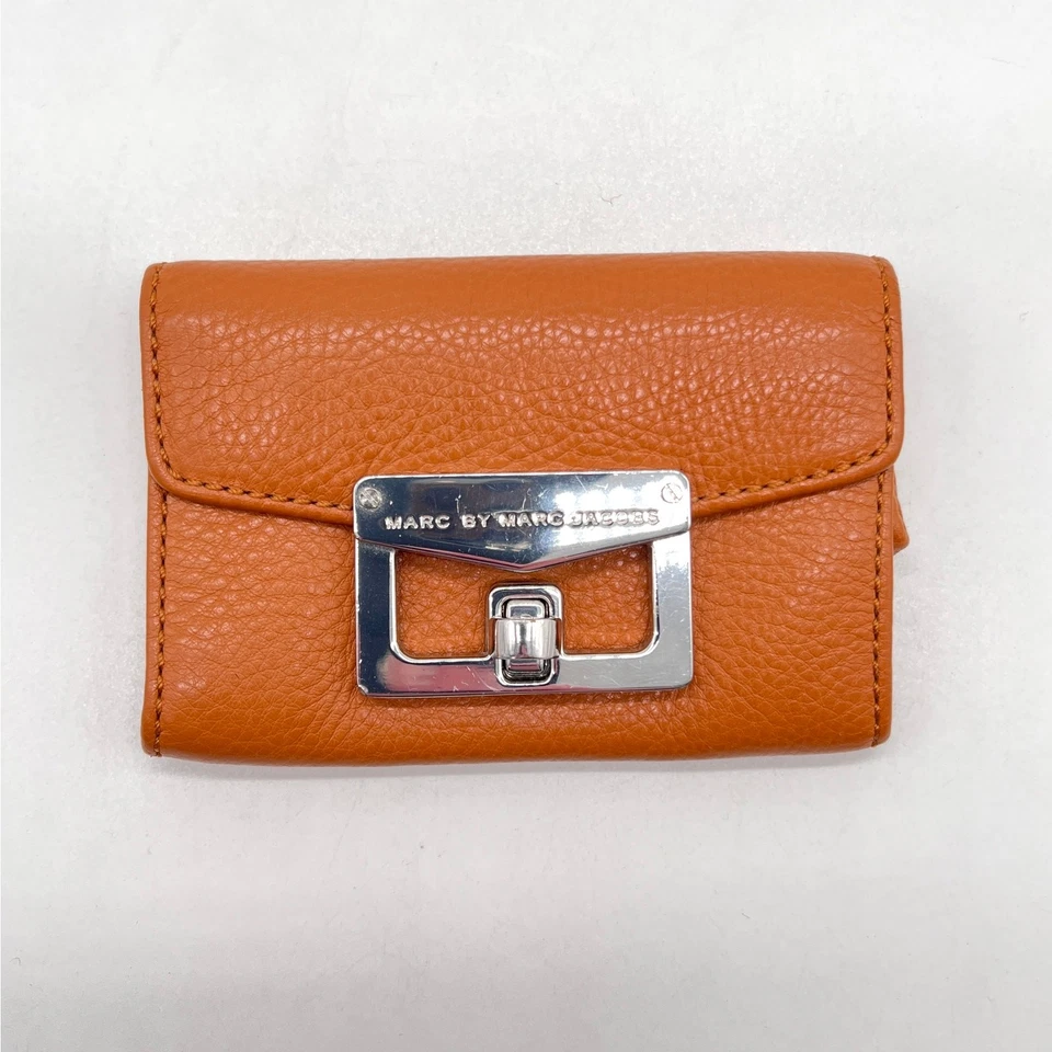 Cartera de cuero pequeña MARC JACOBS estuche para tarjetas marrón coñac bloqueo giratorio SLG Foto 1 de 4