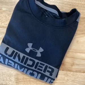 EUC Boys Under Armour ColdGear Long Sleeved Performance Top - Picture 1 of 5