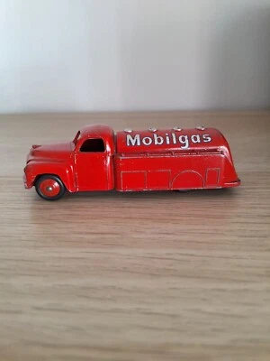 Modellino Dinky Toys Studebaker Tanker Mobilgas - Immagine 1 di 4