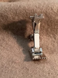Bernina #525 - 7 Nut Biesen Nähfuß für 910 und ältere Maschine - Bild 1 von 6