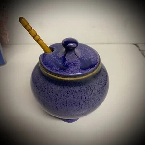Stoneware Honey Pot With Dipper Purple Spotted Glaze USA Vintage 1981 Signed - Picture 1 of 11