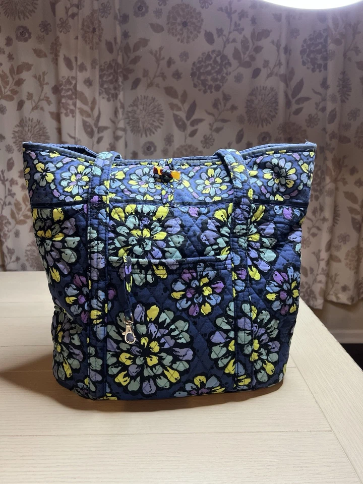 Bolso de Mano Vera Bradley Plisado “Indigo Pop” 6 Interiores 2 Bolsas Exteriores 13.5”x16” Foto 1 de 4