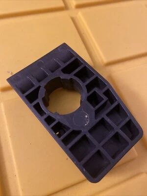 10-18 Jeep Wrangler JK cerradura de puerta cilindro retenedor lado derecho 68065478AA nuevo fabricante de equipos originales Foto 1 de 4