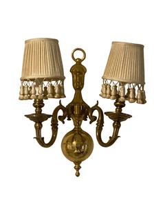 Aplique de dos luces de latón macizo estilo barroco holandés con tonos vintage - Imagen 1 de 7