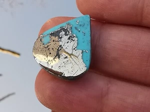 Persischer Türkis & Pyrit Cabochon, stabilisierter Naturstein, Tropfenform - Bild 1 von 15
