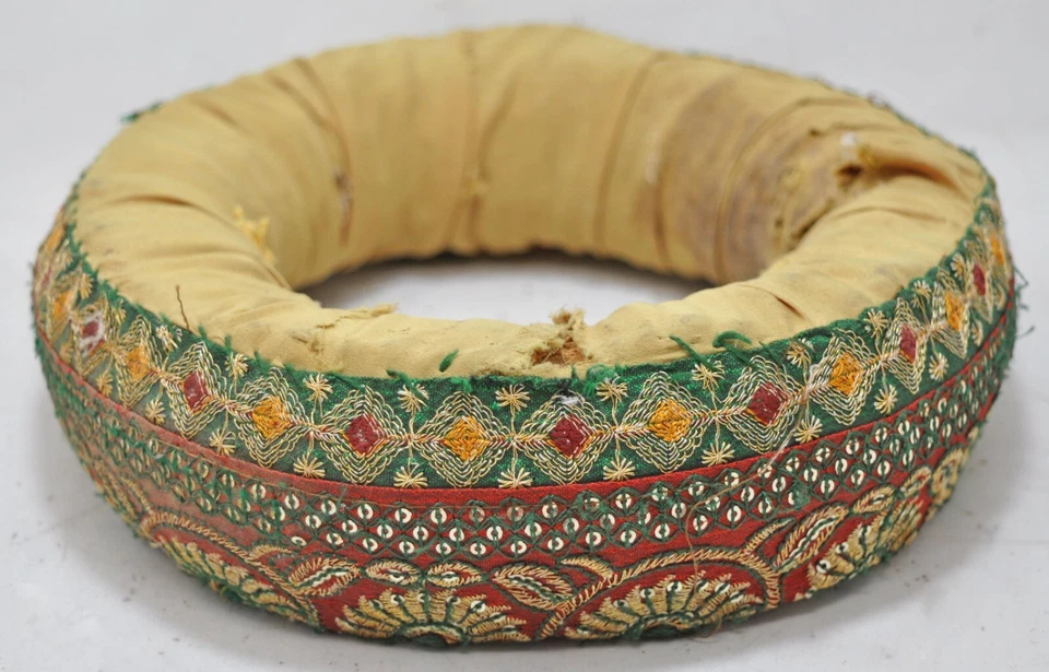 Antiguo soporte para maceta anillo redondo de tela original cuentas antiguas hechas a mano trabajo Foto 1 de 4