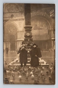 1922 RPPC Taubenfütterung am Coloumbi di Piazza San Marco Venedig Italien Postkarte - Bild 1 von 4