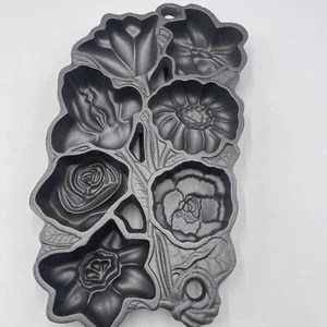 John Wright 1991 USA Cast Iron 7 Flower Mold Muffin/ Corn Bread/ Cake Baking Pan - Picture 1 of 9