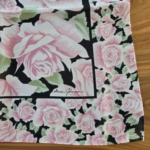 Sciarpa vintage Ginnie Johansen quadrata floreale rosa pastello nera firmata - Foto 1 di 5