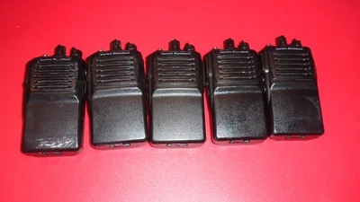 5 X VX Standard VX-351-AG7B-5 UHF 5 watt 450-512 MHz 16 channel Two Way Radios - Image 1 of 4