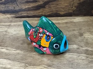 Estatuilla colorida de peces de cerámica de arcilla arte popular mexicano pintada a mano de Talavera - Imagen 1 de 6