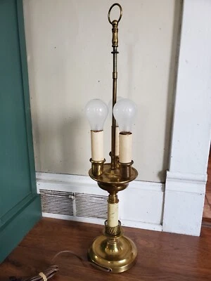 Candelabro triplo de latão vintage candeeiro de mesa 27" de altura luz de 3 vias - Imagem 1 de 4