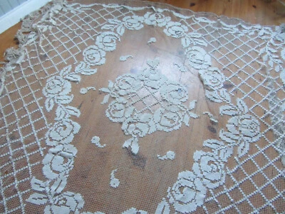 ancien couvre lit dentelle 200 x 210 cm  decor fleurs - Photo 1/4