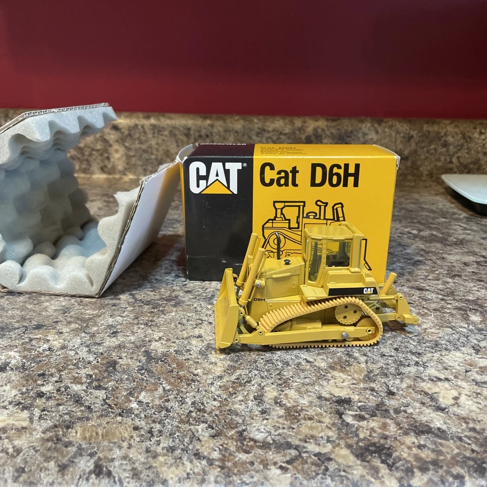 Conrad # 2851 1/50 Caterpillar Cat D6H Dozer W/Rops Canopy - Image 1 of 4