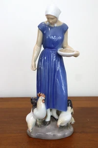 Vintage Bing und Grondahl B&G Porzellan Figur 2220 Mädchen füttert Hühner - Bild 1 von 9
